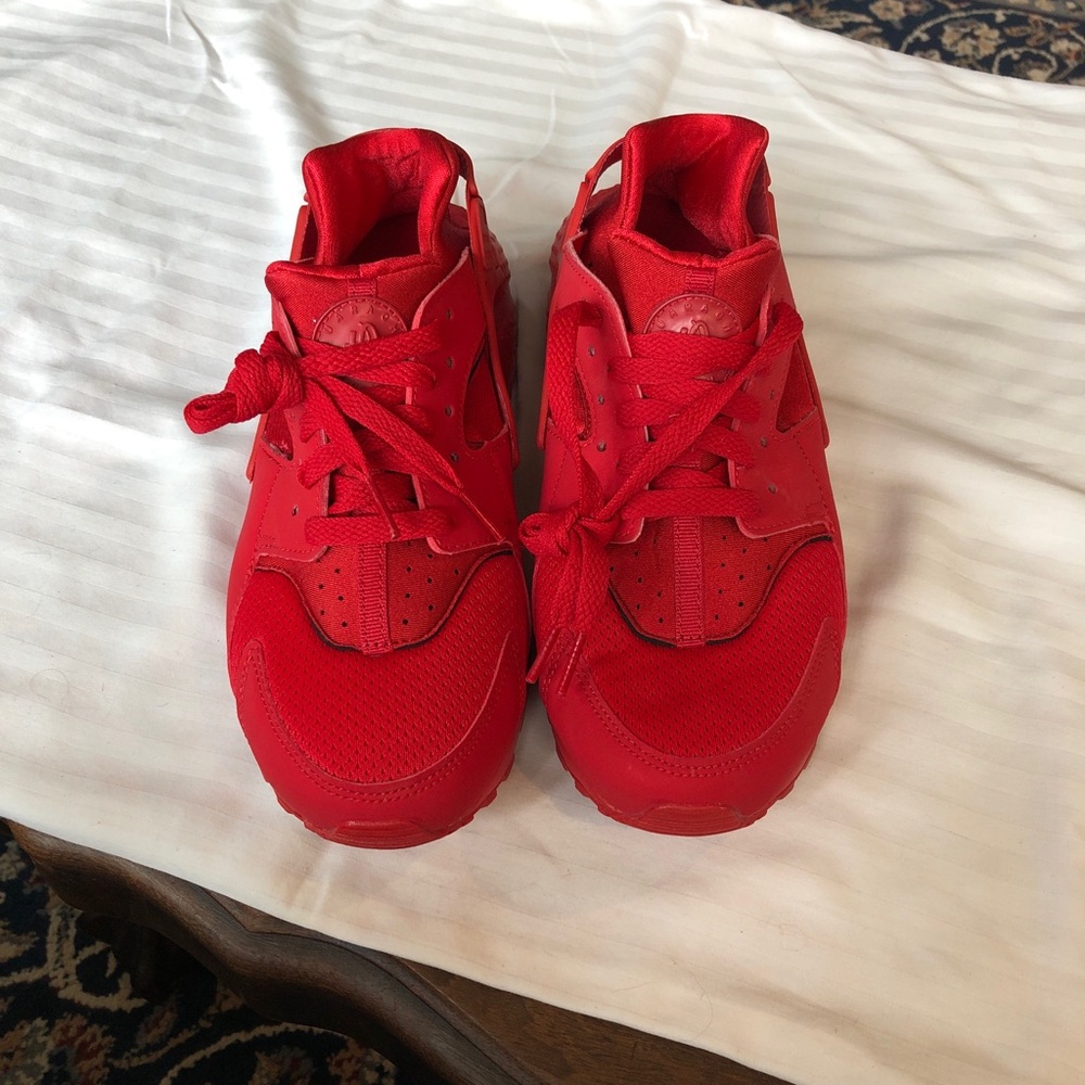 NWOT Nike Air Huarache Red - Youth 7Y / Women's 8.5